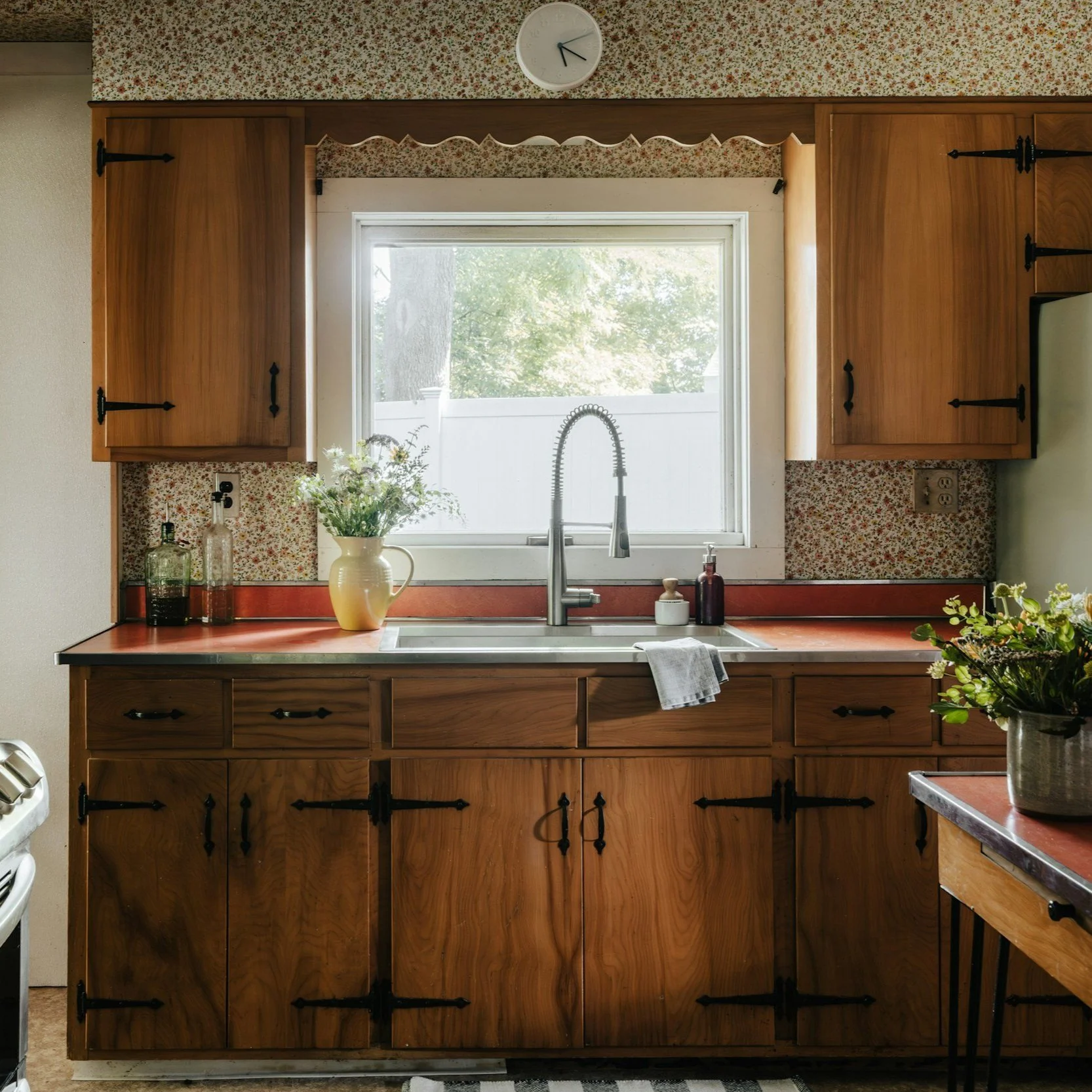 The Differences Between Cabinet Refinishing and Refacing